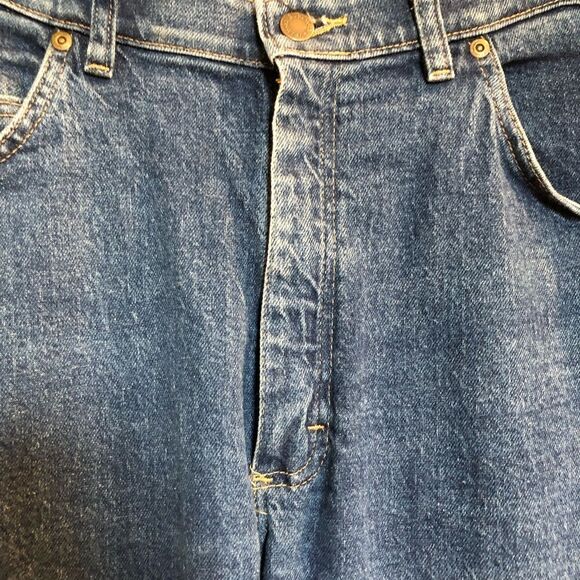 WRANGLER - Men’s Sz 34/32 Relaxed Fit, Straight-Leg Jeans in Medium Dark Wash. - Picture 11 of 14